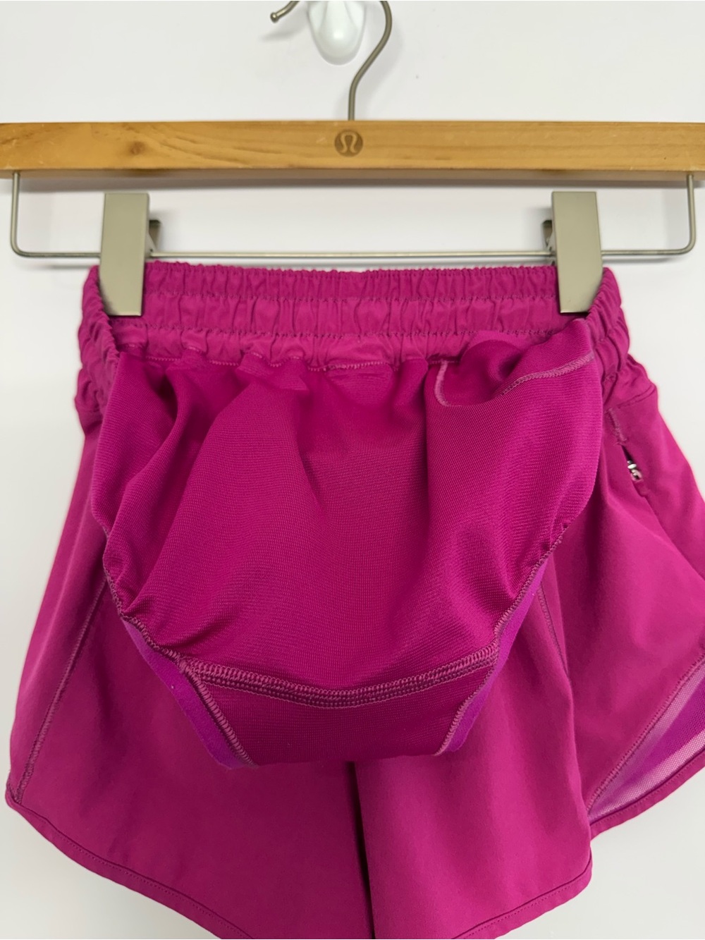 5: Lululemon Hotty Hot Low-Rise Short 2.5" Ripened Raspberry Size 2 - Picture 4 of 6